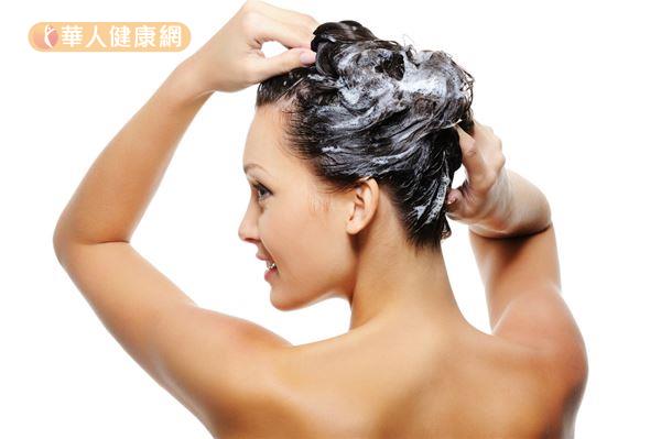 建議洗頭時避免使用質地濃稠、油膩的洗髮精，以免堵塞毛孔，不利頭皮健康！