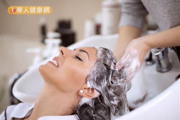 洗頭的時候應控制水溫和清洗時間，有助於減少頭皮屑的困擾。