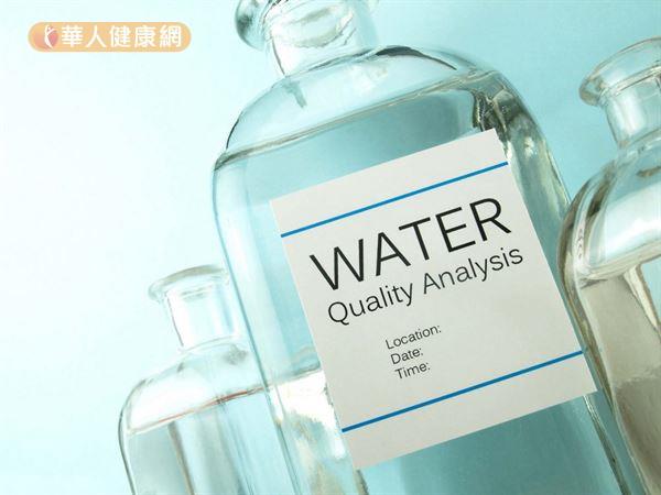 無論是鹼性離子水、負離子水或其他機能水，都無助於改善體質酸鹼度。