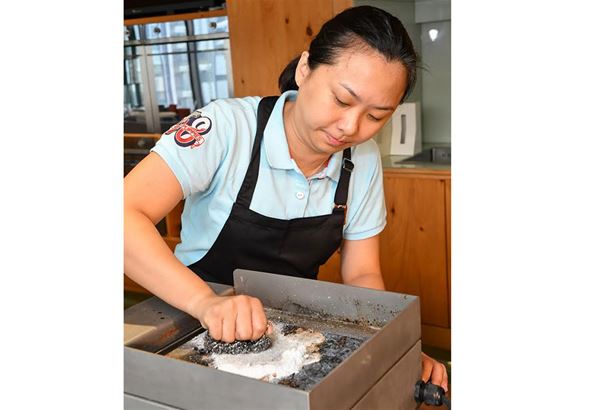 煎板設備清潔與煎版廚師的健康息息相關。