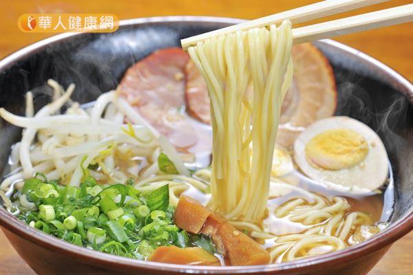 日本有民眾宣稱吃拉麵可以「抑制感冒」，引發網友熱議。圖非文中所指的「家系拉麵」。