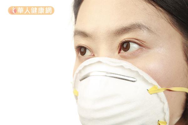 若想透過口罩防範PM2.5，配戴N95口罩才是較好的選擇。