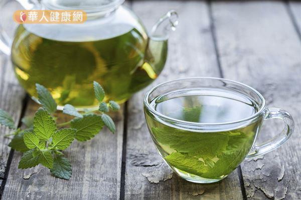 薄荷茶有助於降低血液中游離及總睾丸酮，並能減緩多毛症。