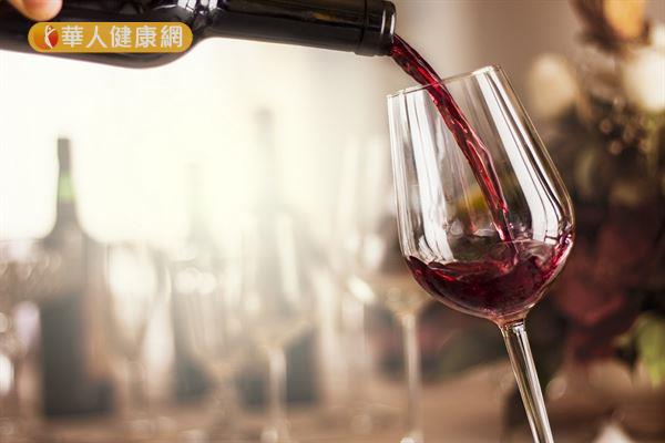 紅酒含有白藜蘆醇，能夠促進組織細胞對胰島素的利用率。