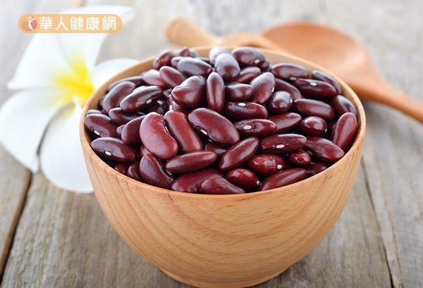 紅豆是經期補血的必備食物，含有豐富的鐵、鉀、鈣、維生素B等，能促進血液循環、有效消除水腫。