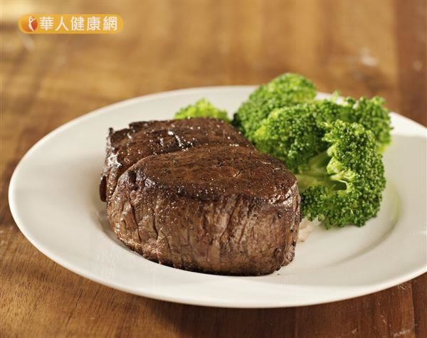 肉類為良好的鐵質來源，不過肉類脂質含量高，尤其是紅肉飽和脂肪酸含量高，因此想吃肉補鐵，也要記得控制份量。