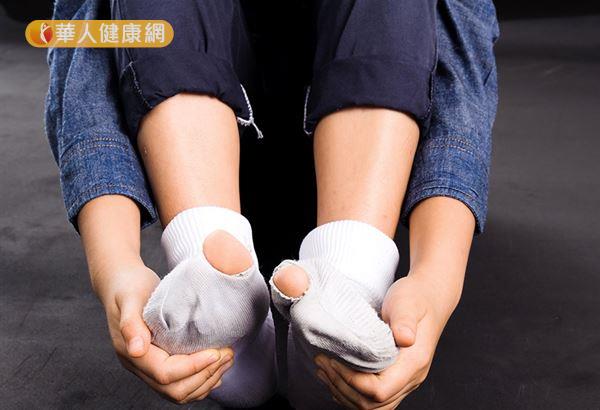 穿襪子容易在腳部大拇趾處出現破洞，問題出在鞋子選錯了。