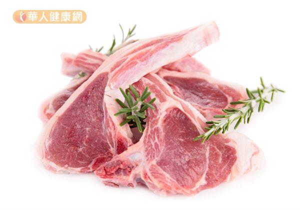 「菟絲子蘿蔔羊肉湯」的材料有羊肉200公克、白蘿蔔300公克、菟絲子10公克、肉蓯蓉10公克、陳皮4公克、核桃15公克、薑片少許。