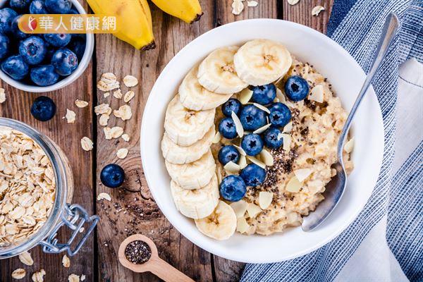燕麥富含蛋白質、維生素B群、鈣、磷、水溶性膳食纖維「β-葡聚醣」等營養，是健康早餐的好選擇。