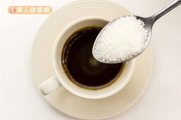 喝咖啡時應減少糖的添加量，否則會增加熱量，不利於體重控制。