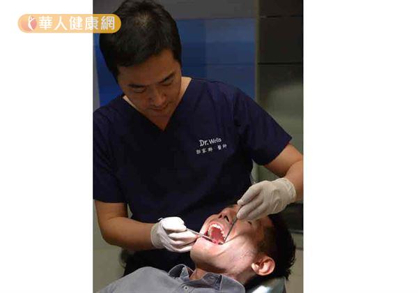 郭家群（如圖）牙醫師強調，口腔內酸性環境，容易造成蛀牙。（攝影／記者張世傑）