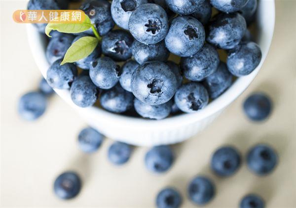 有研究指出，食用藍莓可以增進認知功能、提升記憶力，並具有改善阿茲海默症等神經系統相關的疾病。