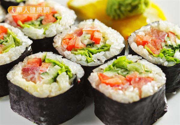 日式料理的壽司、手捲、飯糰通常熱量都不高，又常含有高麗菜、蘆筍等蔬菜，有利於控制體重。