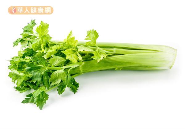 芹菜葉的胡蘿蔔素含量是芹菜莖的88倍，維生素B1則是莖的17倍，鈣含量也是莖的2倍以上。