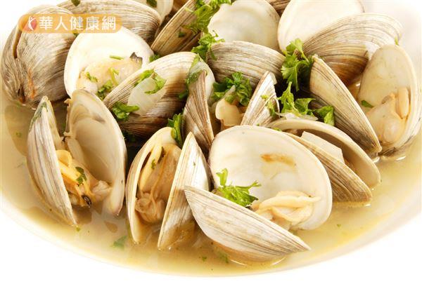 蛤蠣有助於滋陰潤燥，適合體質燥熱的人適用食用。