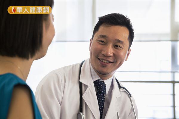 法規規定，雷射只能由合格醫師施打，民眾若有治療需求，記得諮詢專業醫師，切勿讓非專業的人員治療，以免引發問題。