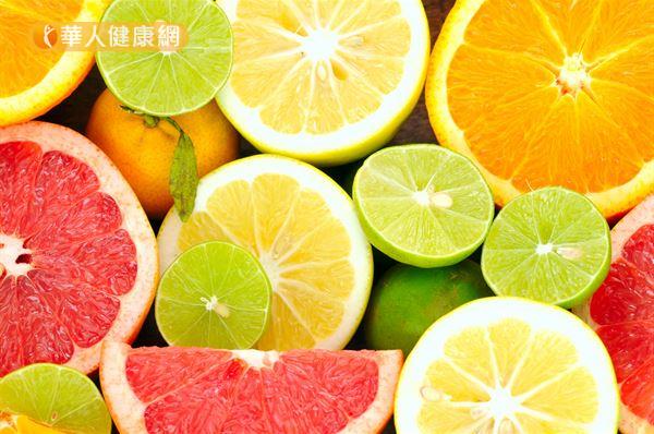 柑橘類水果含有豐富的維生素C，能促進體內合成膠原蛋白。