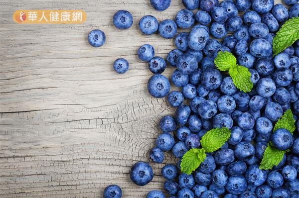 藍莓含有豐富的花青素，可以鞏固肌膚的膠原蛋白、增加皮膚彈性。