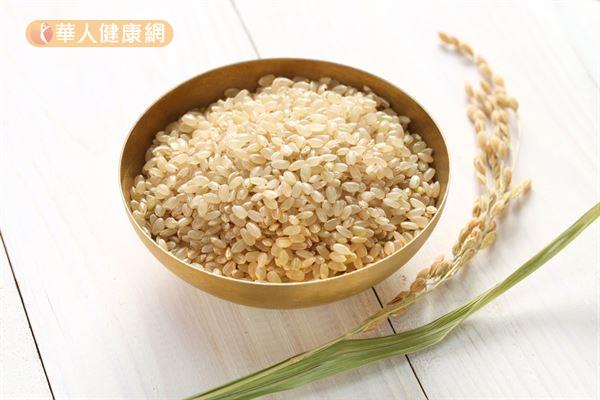 糙米含有比白米更多的膳食纖維，可以促進排便、加快毒素排出，有益肌膚健康。