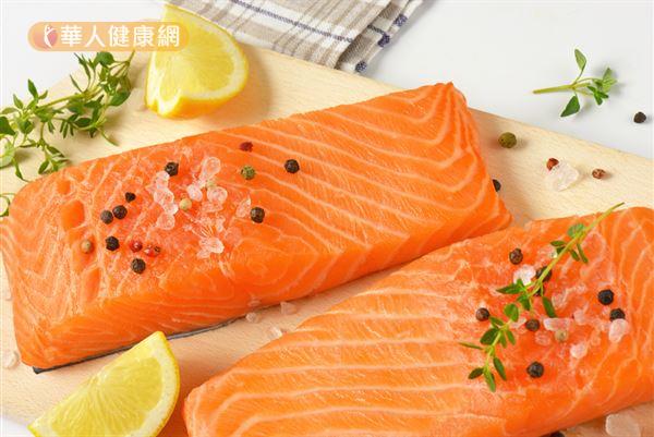 鮭魚富含Omega-3脂肪酸，能降低體內發炎反應、幫助調節免疫力，有利於肌膚保養。