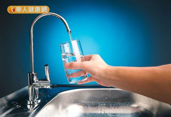 現行《飲用水管理條例》只約束自來水及校園等少數公共場所，一般家用與營業場所的濾水器和水質卻無法可管。