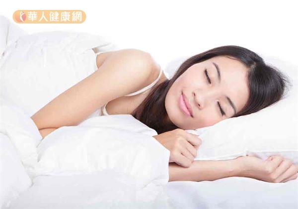睡姿可緩解失眠，古法認為側睡(如圖)可以養肝氣助眠。