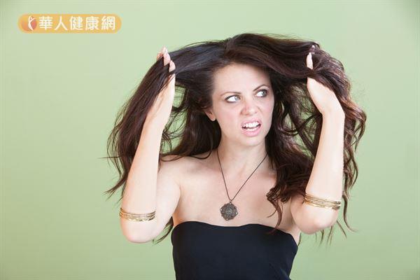 中醫認為「腎藏精，其華在髮」，腎虛代表毛髮缺乏滋潤，因此呈現無光澤、毛躁枯槁的現象。
