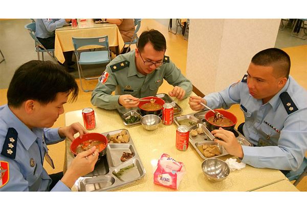 國防部發言人曾po文呈現國軍伙食照。（圖片／翻攝自國防部發言人臉書）