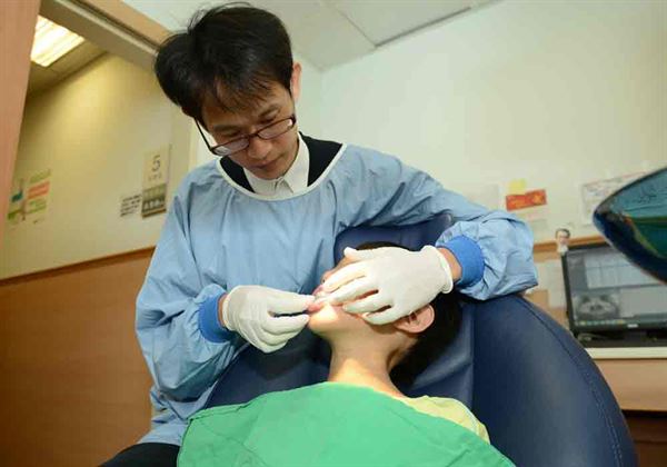 陳宜宏醫師(如圖)強調，兒童接受牙齒矯正，因年齡而異，也因牙齒狀況而異。(圖片提供／台北慈濟醫院)
