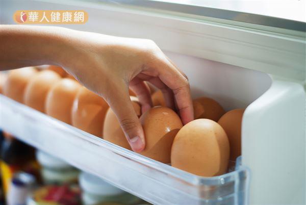 冷藏雞蛋經過回溫後，蛋殼表面因濕潤容易滋生細菌。