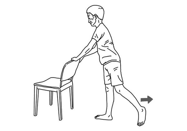 手扶椅背，輪流將腳往後抬起，每個動作維持10秒，重複10次。（圖片／大田出版提供）
