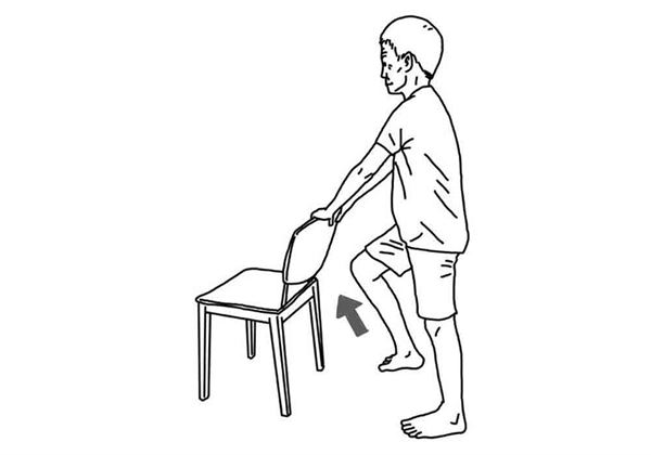 手扶椅背，輪流將大腿往前抬起，每個動作維持10秒，重複10次。（圖片／大田出版提供）