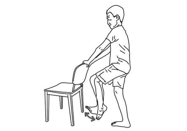 手扶椅背，腳尖、腳跟輪流上提，重複10次。（圖片／大田出版提供）
