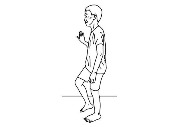 手扶椅背或牆壁，做踏步動作，重複10次。（圖片／大田出版提供）