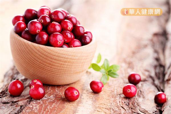 蔓越莓有助於預防尿道感染的主要成分就是前花青素和有機酸。