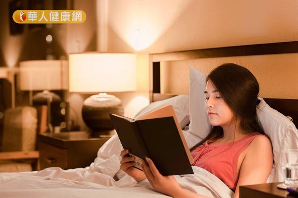 許多人覺得睡前閱讀後還要下床關大燈太麻煩，所以把床邊檯燈當閱讀燈和大燈使用。