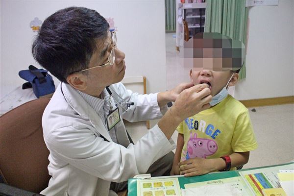陳敏恭主任教導來看診的小病人練習吞藥。（圖片提供／衛福部台中醫院）