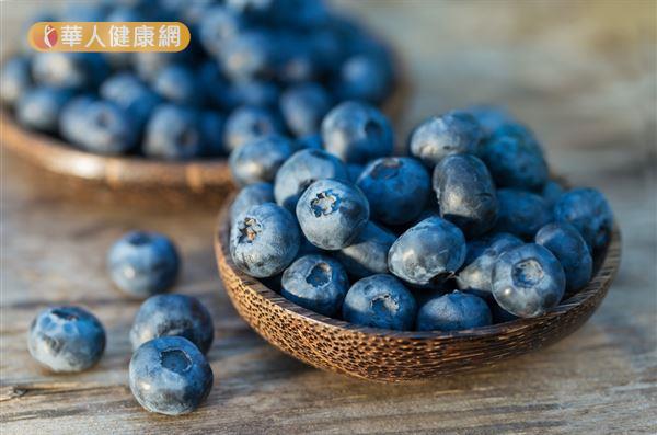 藍莓富含花青素、類黃酮及其他植化素，可清除血管內與身體內自由基，協助預防三高等慢性疾病。