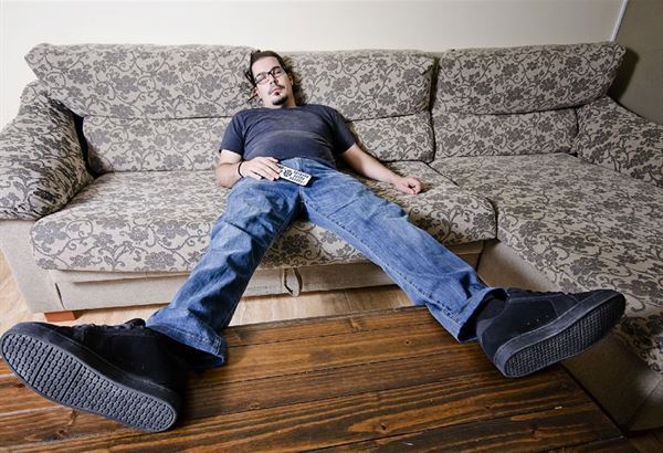 自殘姿勢7：直接癱睡在沙發上（圖片提供／趨勢文化）
