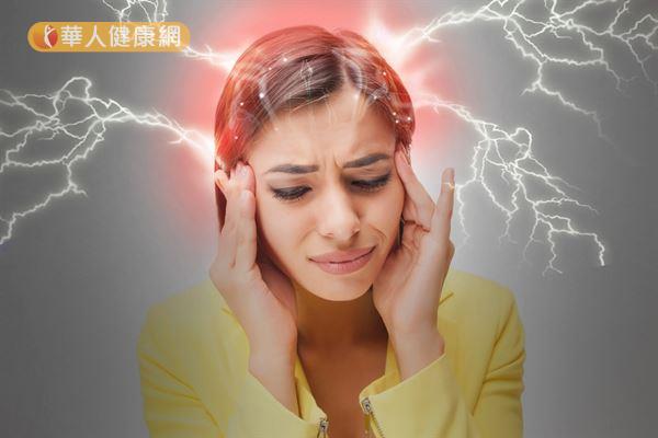 一般來說，上班族若是傍晚有頭痛發作的情況，通常就是屬於緊縮性／壓力性頭痛。