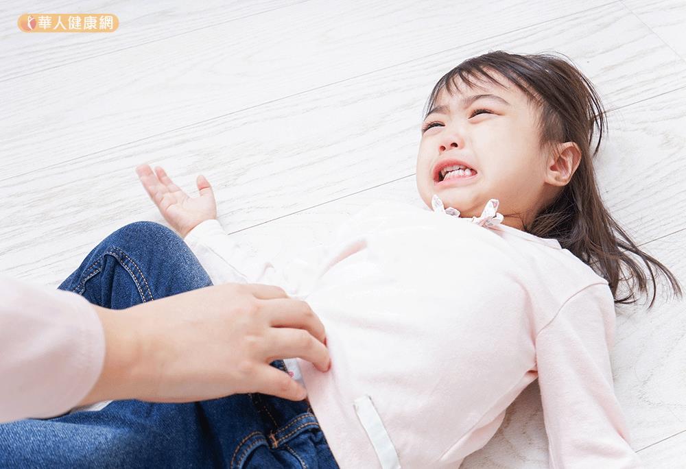 小朋友會情緒失控愛發脾氣、完全聽不進爸媽的話,根本不講理,可能會影響學習無法專注、做事情三分鐘熱度、人際關係不佳等後遺症。
