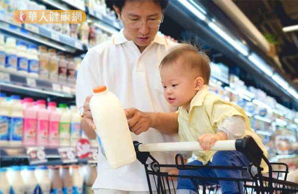 全脂奶、低脂奶、脫脂奶在成分上有何不同?游乃嘉營養師指出,這三者最大的差別,除了上述提到的,脫脂牛乳維生素A、D、E等脂溶性維生素含量相對全脂奶粉來的少外。若以熱量來比較,因為脂肪含量的不同,在熱量上確實有所差異。